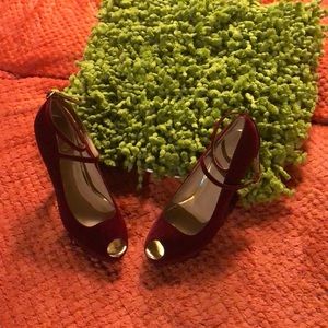 Colin Stuart maroon velvet pump.